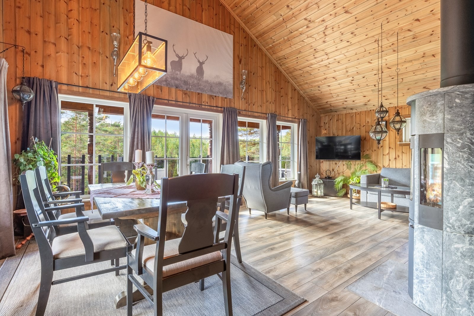 Hytta varmes opp av blant annet klebersteinsovn som gir lun og god varme på vinterstid Galleribilde