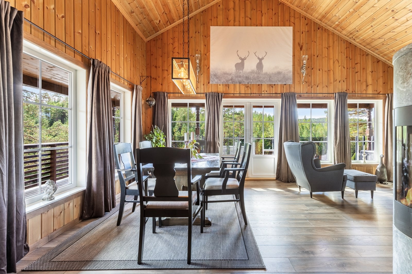 Stuen har god takhøyde og rikelig med naturlig lysinnslipp Galleribilde