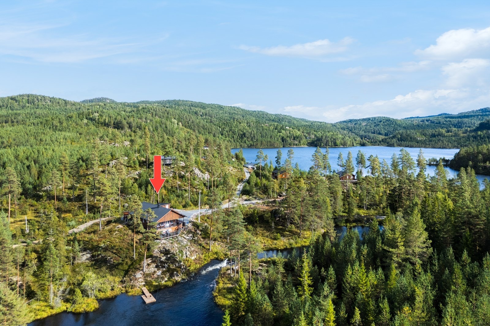 Dronebilde som viser hyttas plassering i forhold til Ufsvatn Galleribilde