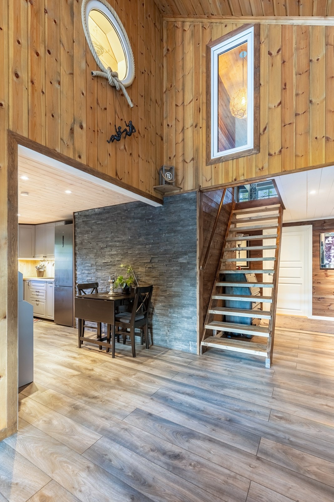 Hemsen har vindu mot stue Galleribilde