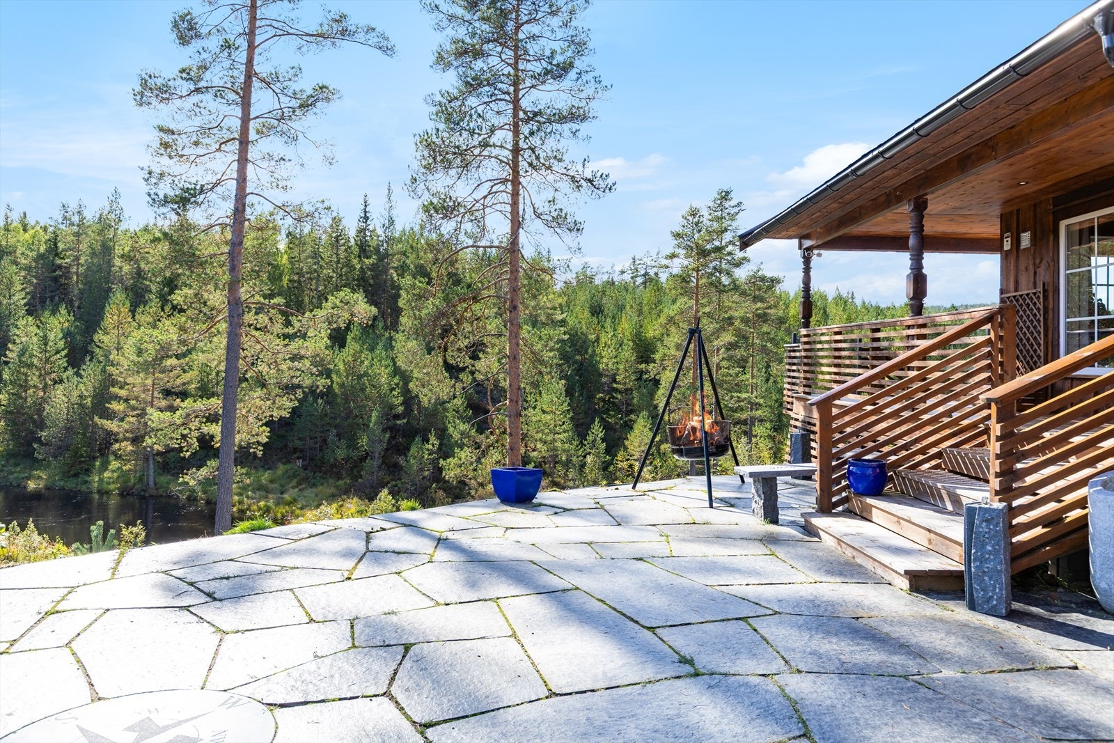 Pent steinlagt parti i front av hytta Galleribilde