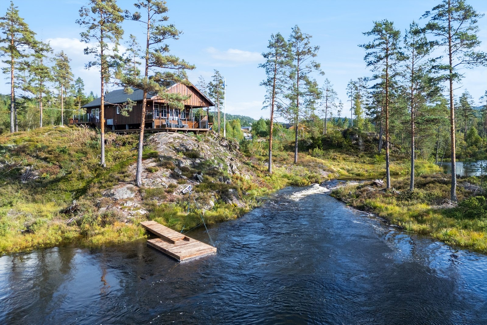 Hytta ligger fint til med tjern - perfekt for et lite morgenbad Galleribilde