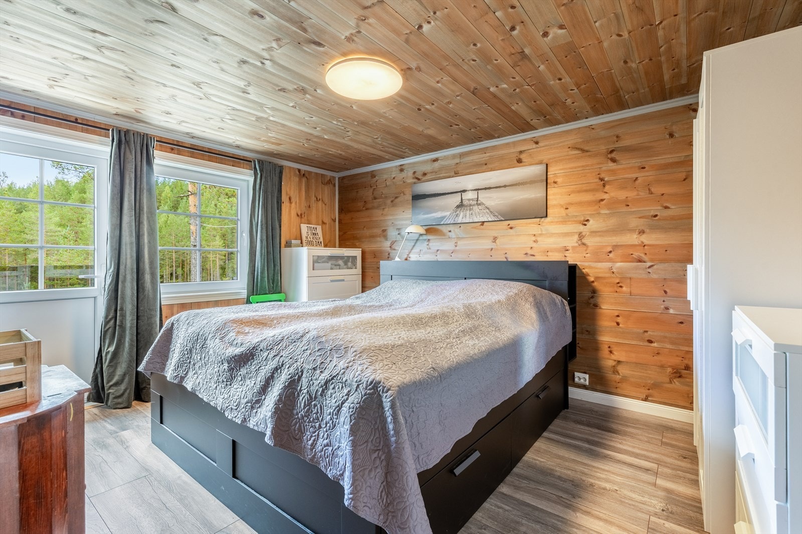 Romslig soverom med egen utgang til terrasse og god plass til dobbeltseng Galleribilde