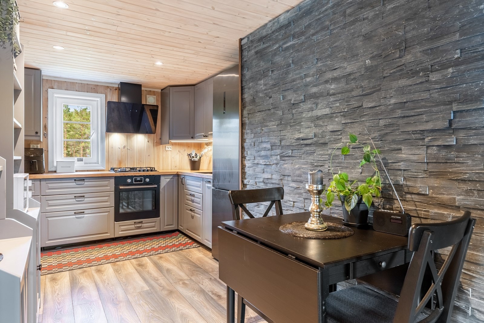 Kjøkken fra IKEA - flott steinvegg fra Fevik stein Galleribilde