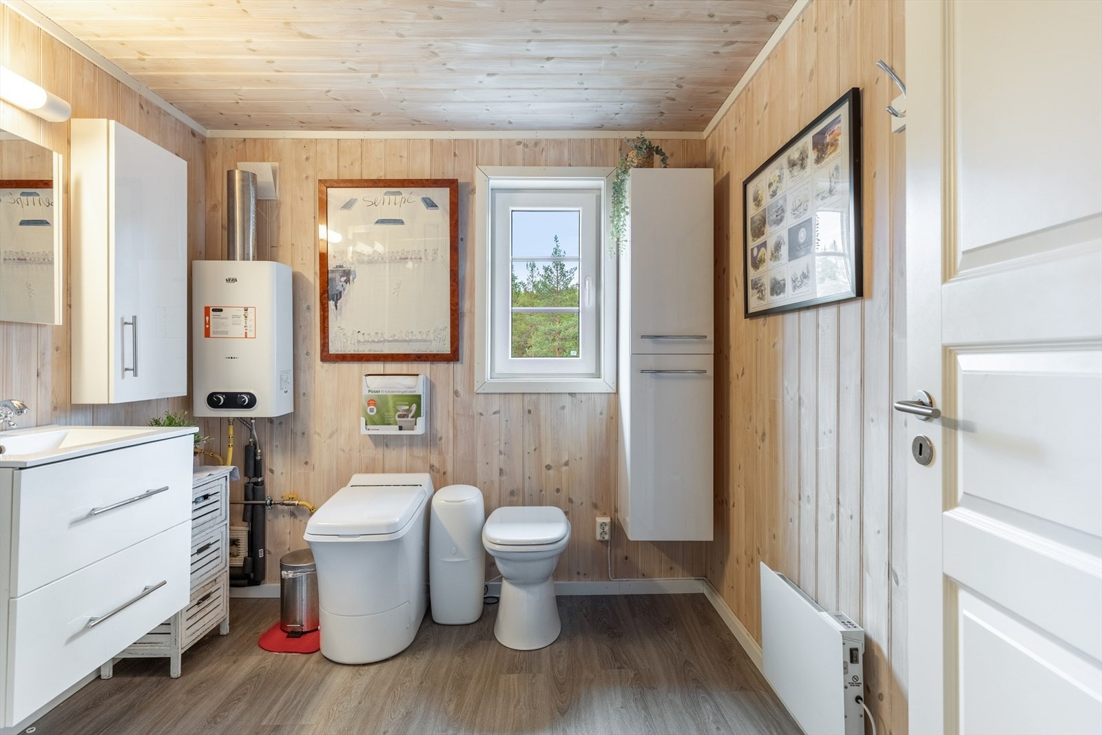 Bad med forbrenningstoalett, urinal, servant og dusjkabinett Galleribilde