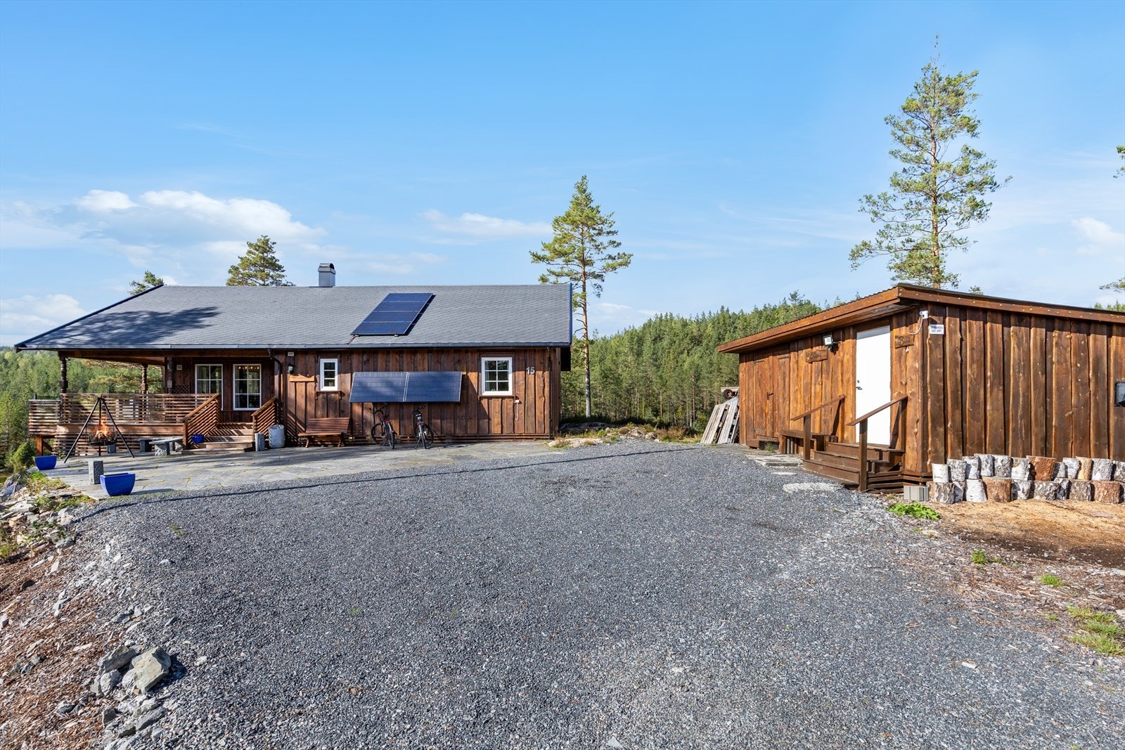 Romslig bod/verksted på tomten med lagringsplass Galleribilde