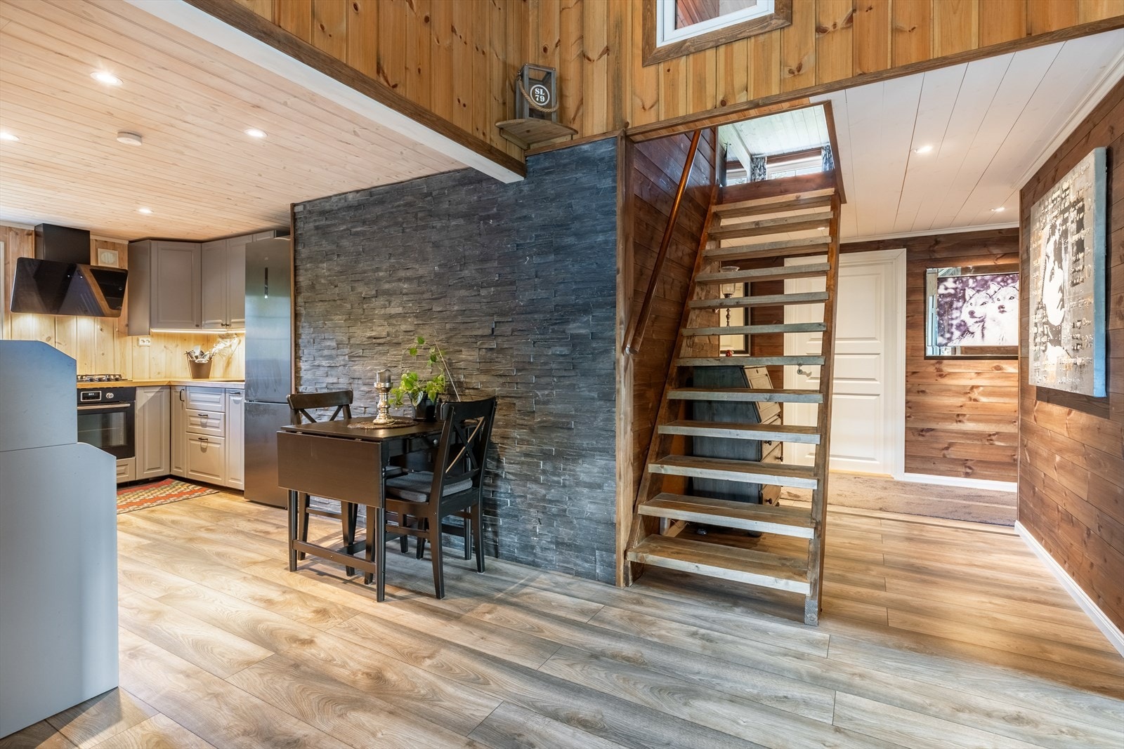 Stue og kjøkken i åpen løsning - trappeoppgang til hems Galleribilde