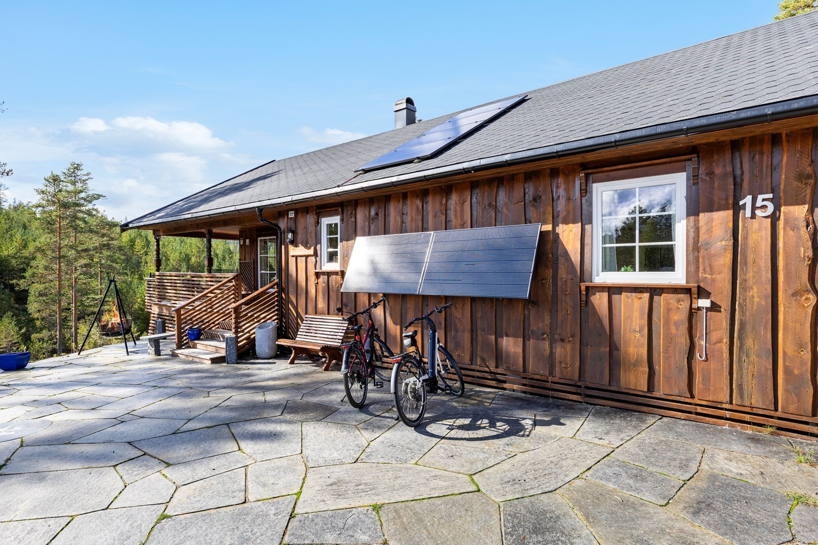 Hytta har et kraftig solcelleanlegg - iflg selger er det mulighet for el-bil lader Galleribilde