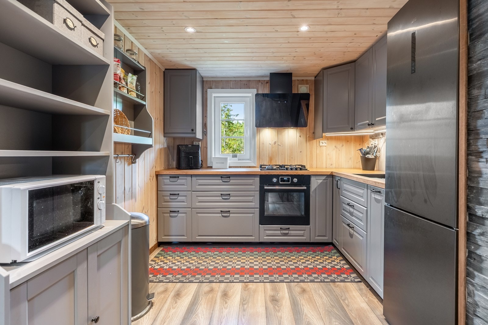 Kjøkken med spotter i tak Galleribilde