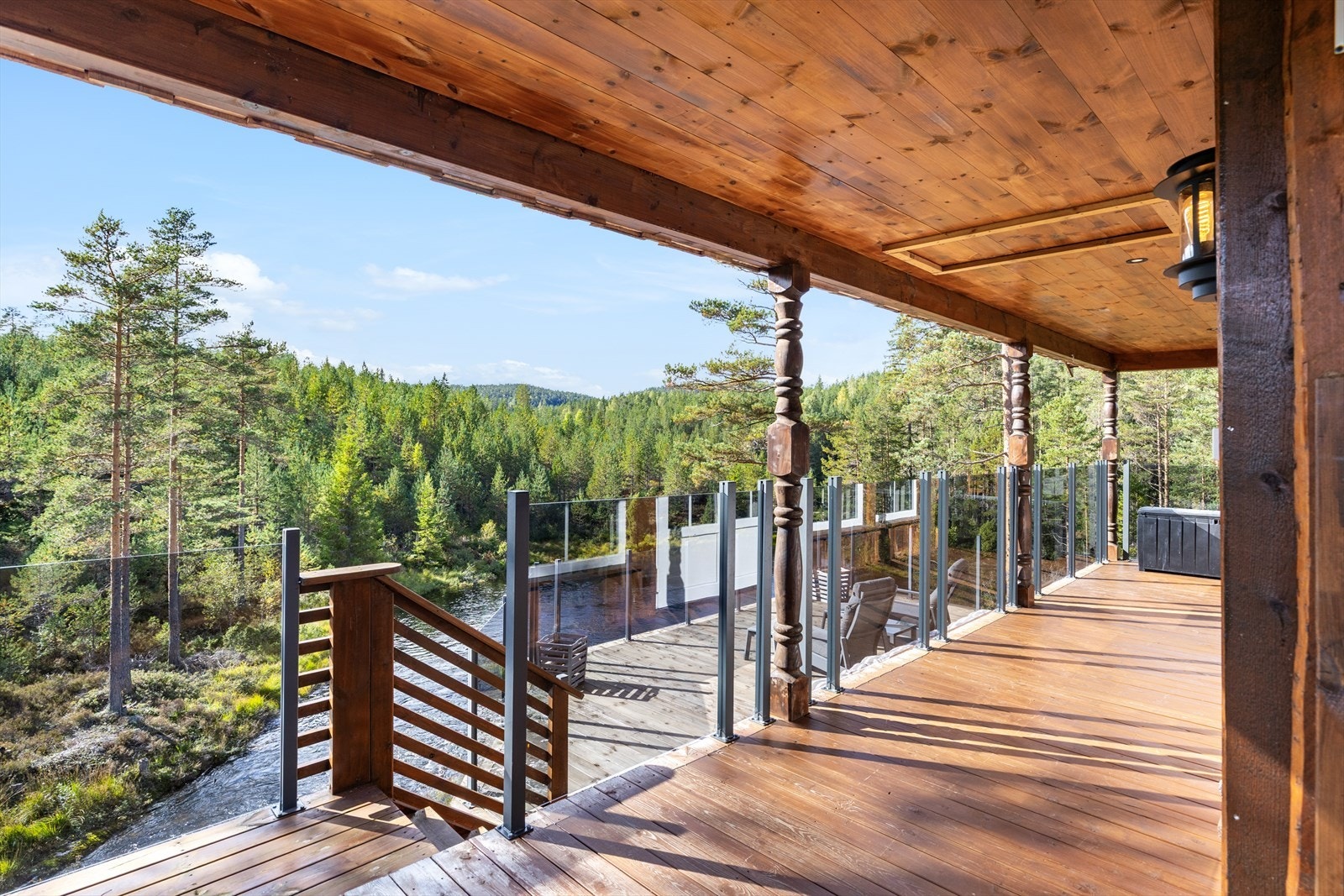 Den øverste delen av terrassen har overbygd tak Galleribilde