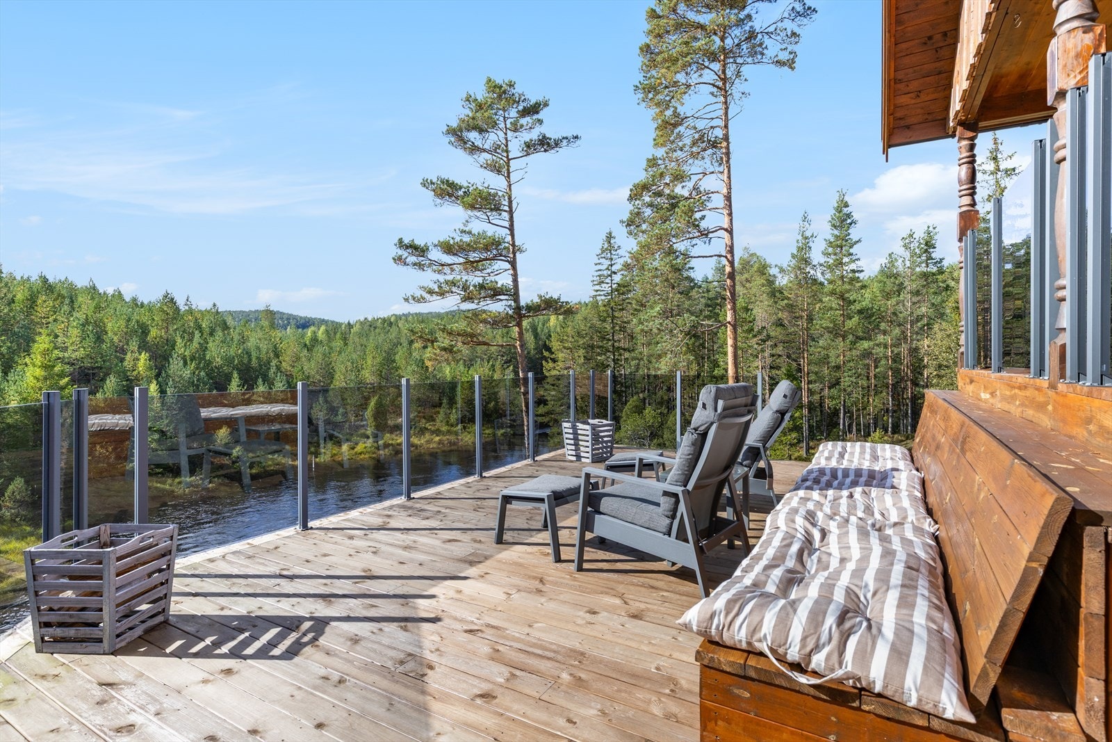 God plass til sittegrupper på terrasse Galleribilde