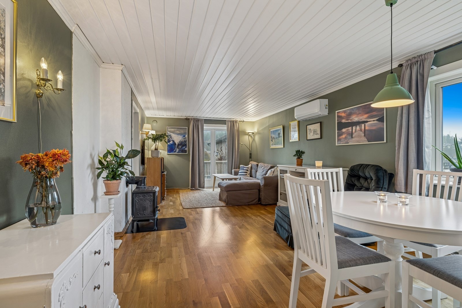 Fra stuen er det utgang til stor solrik terrasse Galleribilde