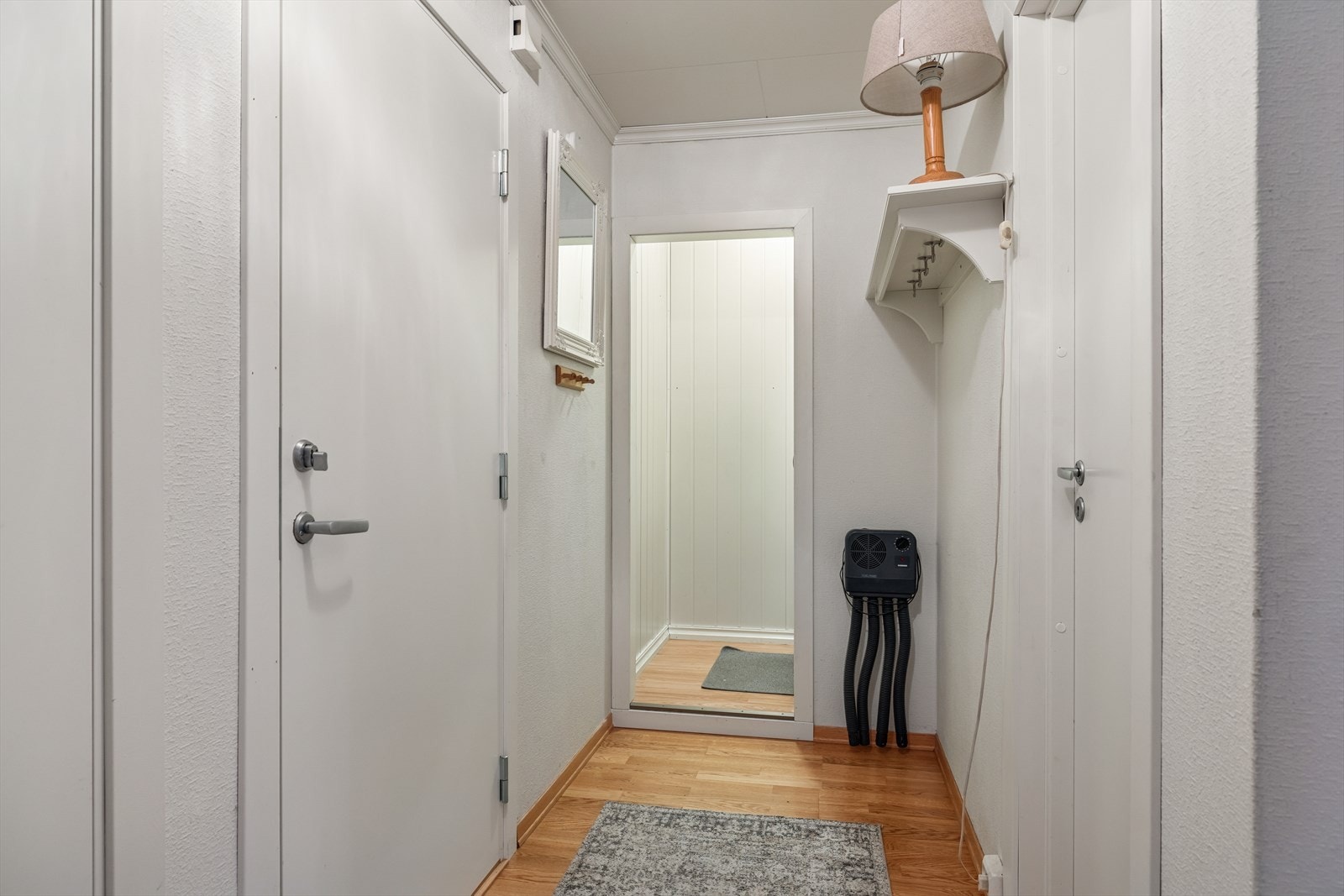 Entrè med praktisk garderoberom Galleribilde