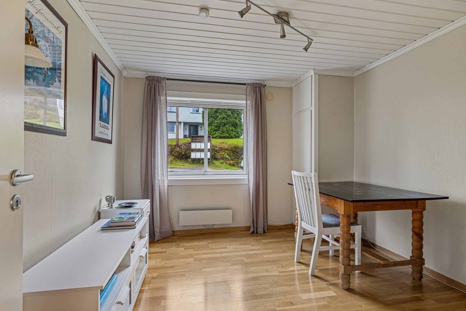 Soverom 2 har integrerte garderobeskap Galleribilde