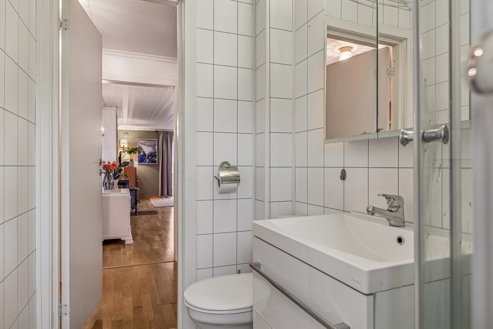 På badet er det dusjkabinett, toalett, baderomsinnredning og speilskap Galleribilde