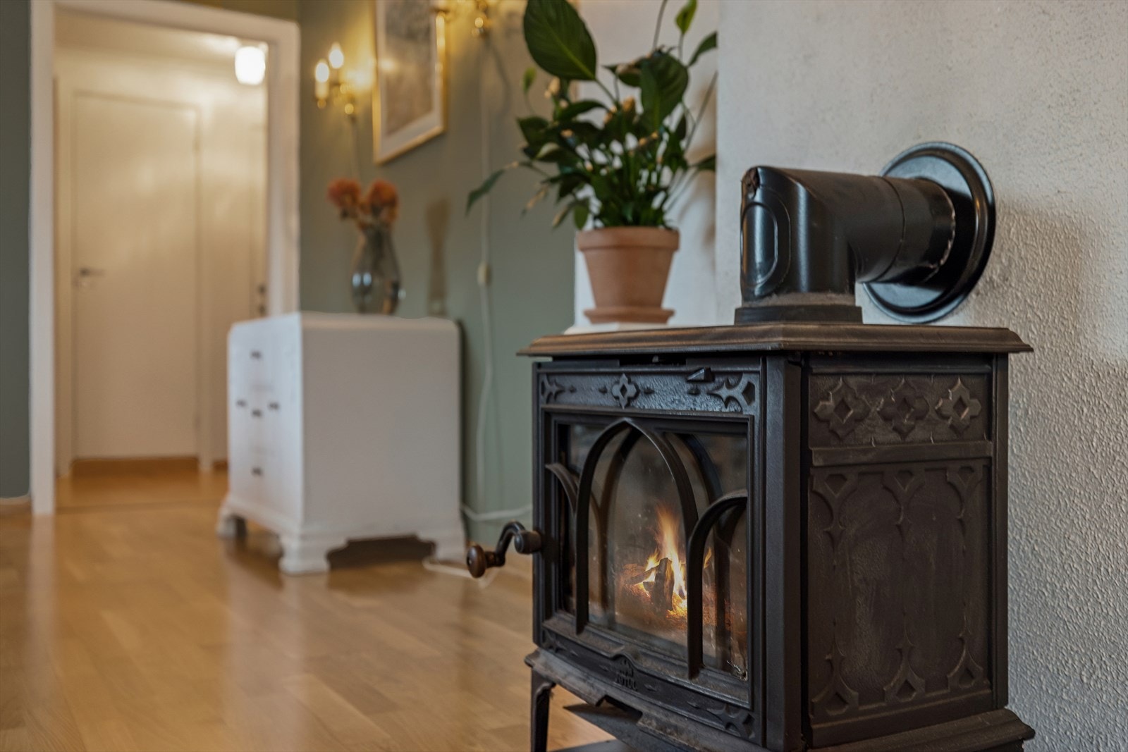 Stuen har oppvarming fra både vedovn og varmepumpe Galleribilde