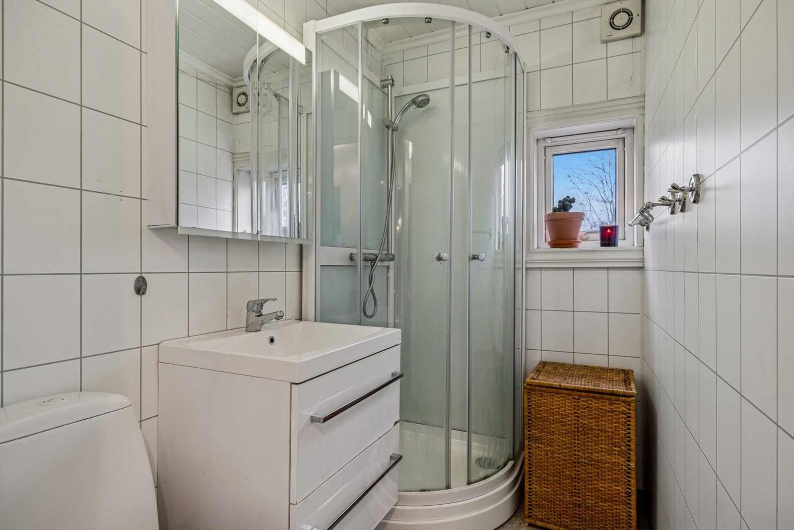 På badet er det belegg på gulv og varmekabler. Flisimiterte våtromsplater på veggene Galleribilde