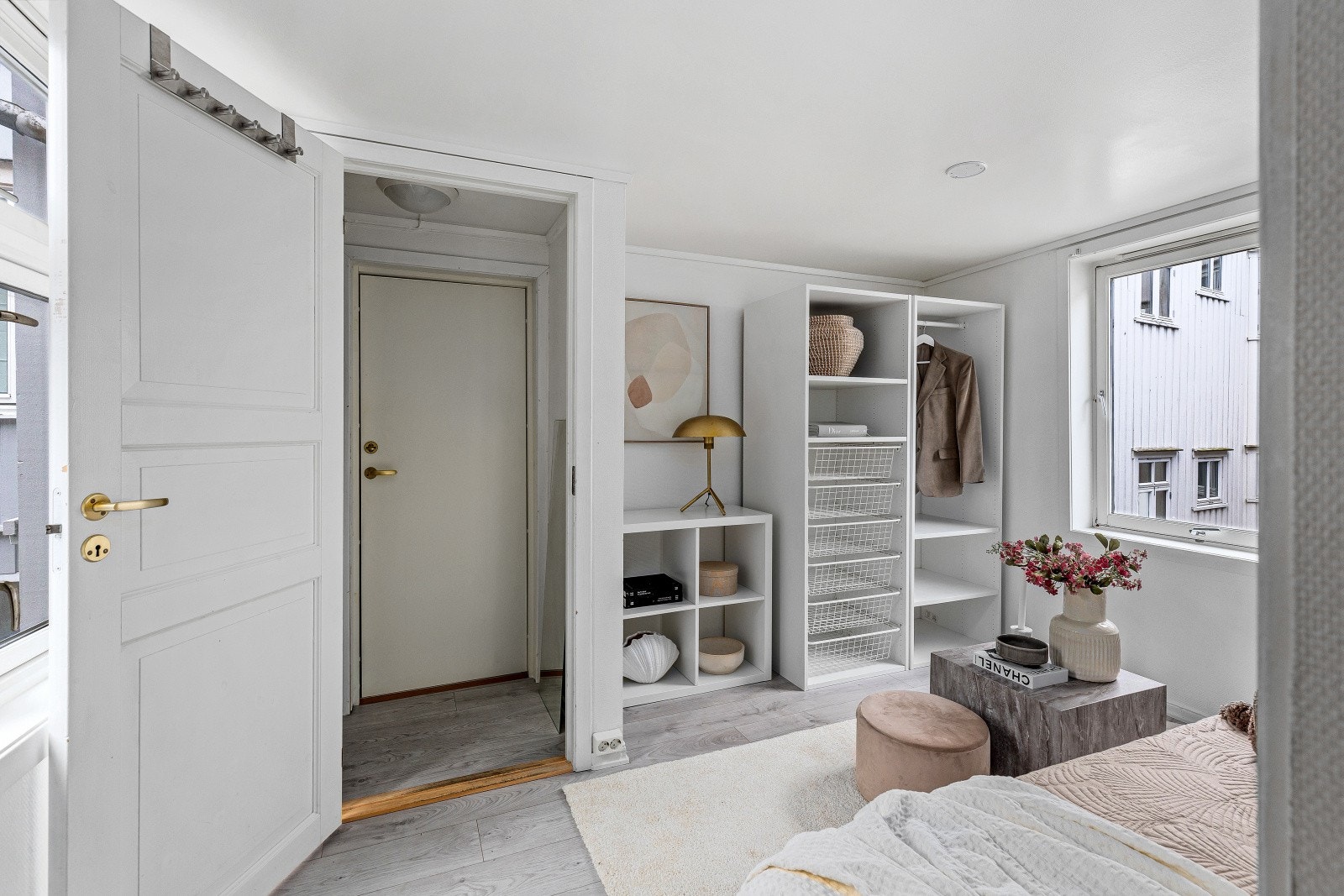 Her får du stue/soverom, kjøkken, bad og gang. Galleribilde