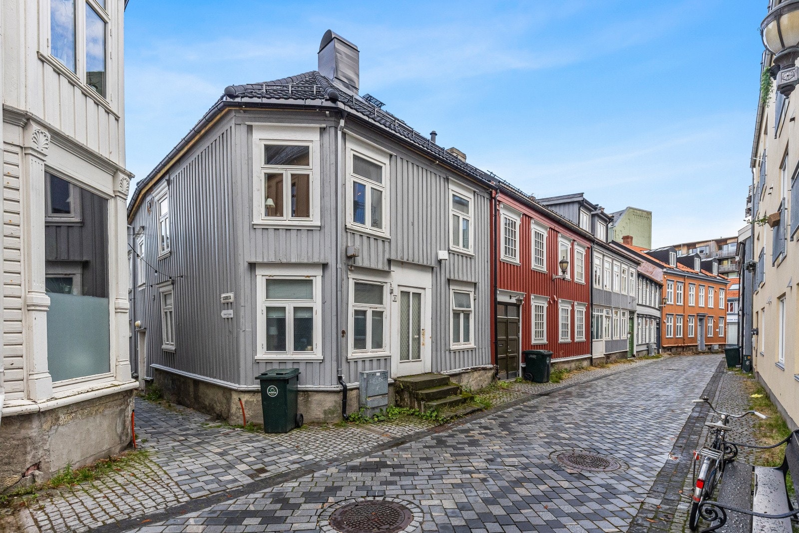 Her får du en flott beliggenhet i forhold til byens studiesteder. Det er blant annet 10 minutter gange til BI, 10 minutter buss til NTNU Gløshaugen og NTNU Kalvskinnet. Galleribilde