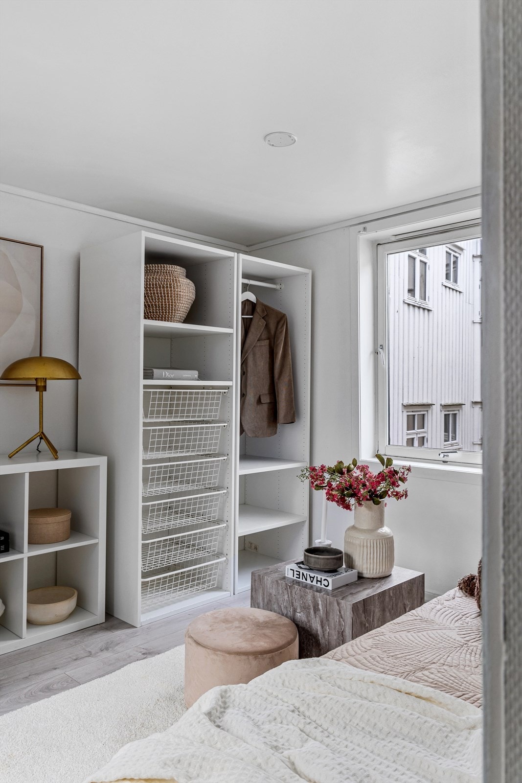 Taket i sameiet ble skiftet i 2022, og i 2025 ble det etablert nytt felles brannvarslingsanlegg. Det er også satt inn branndør til leiligheten. Galleribilde