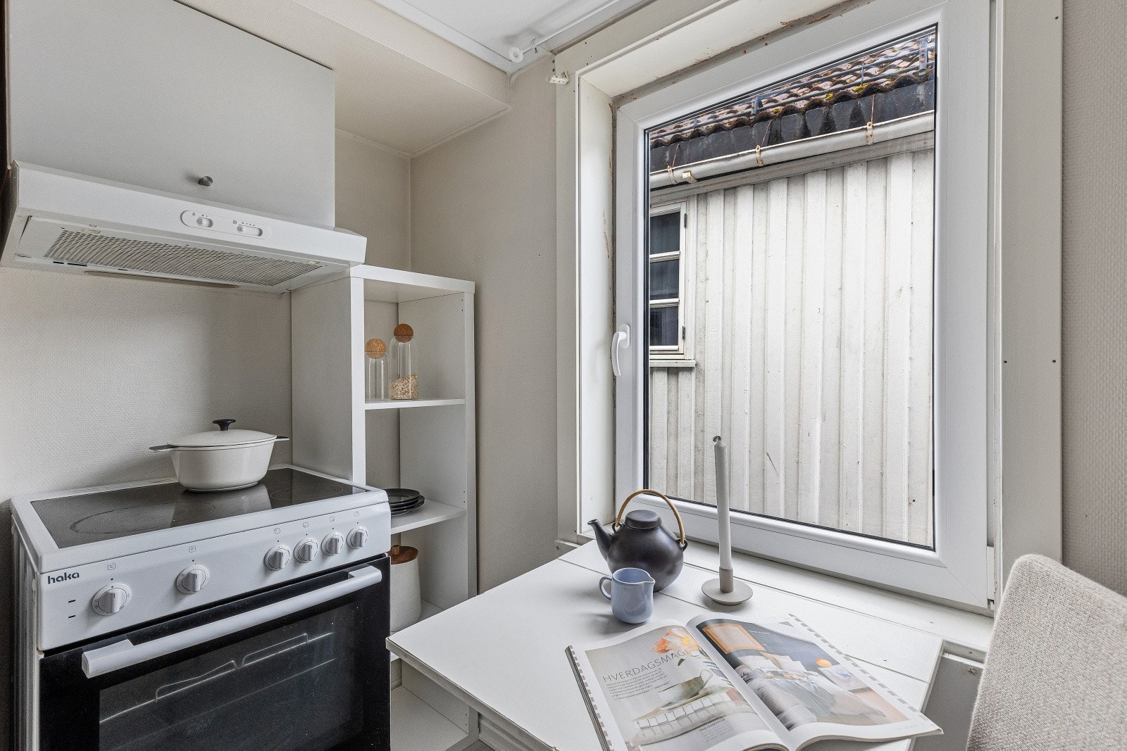 Felleskostnader utgjør kr. 2 275,- per måned. Felleskostnadene inkluderer betjening av fellesgjeld, medlemskap i huseiernes landsforbund, byggforsikring og diverse vedlikehold/drift iht. regnskap. Galleribilde