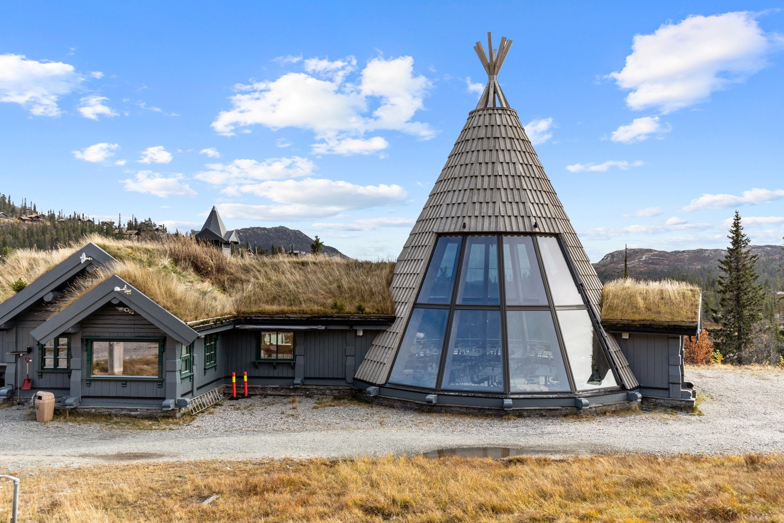 Lavvoen i bunden av alpintanlegget serverer god mat og drikke hele året. Galleribilde