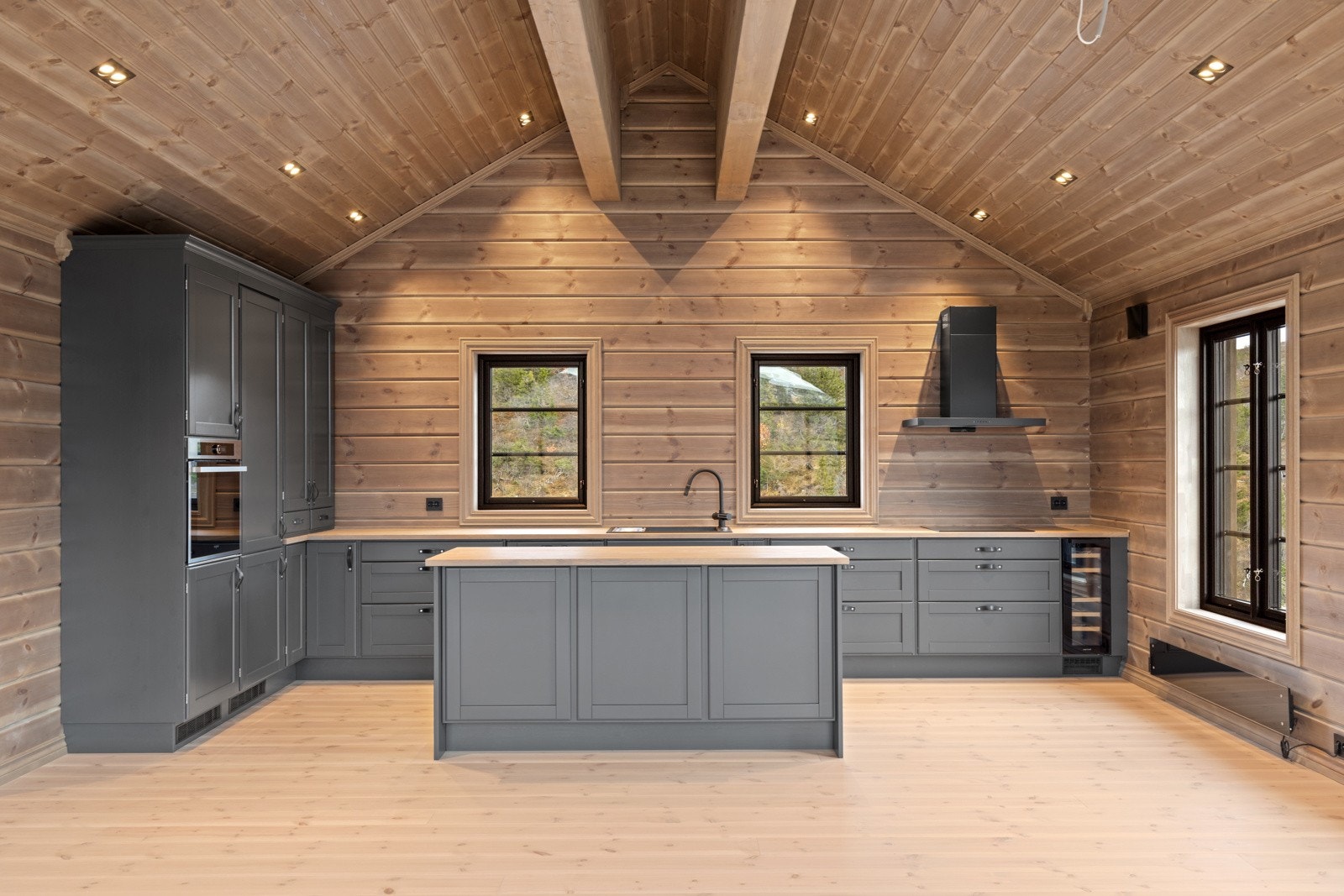 Den praktiske kjøkkenøyen gir rikelig med arbeidsplass, samt en sosial binding mot stuen. Galleribilde