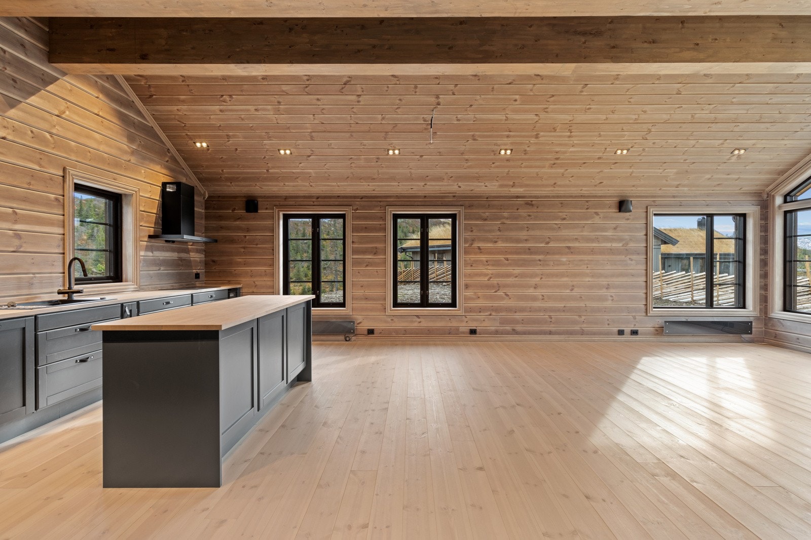 I hytta er den en flott åpen stue/kjøkkenløsning med generøs takhøyde. Galleribilde