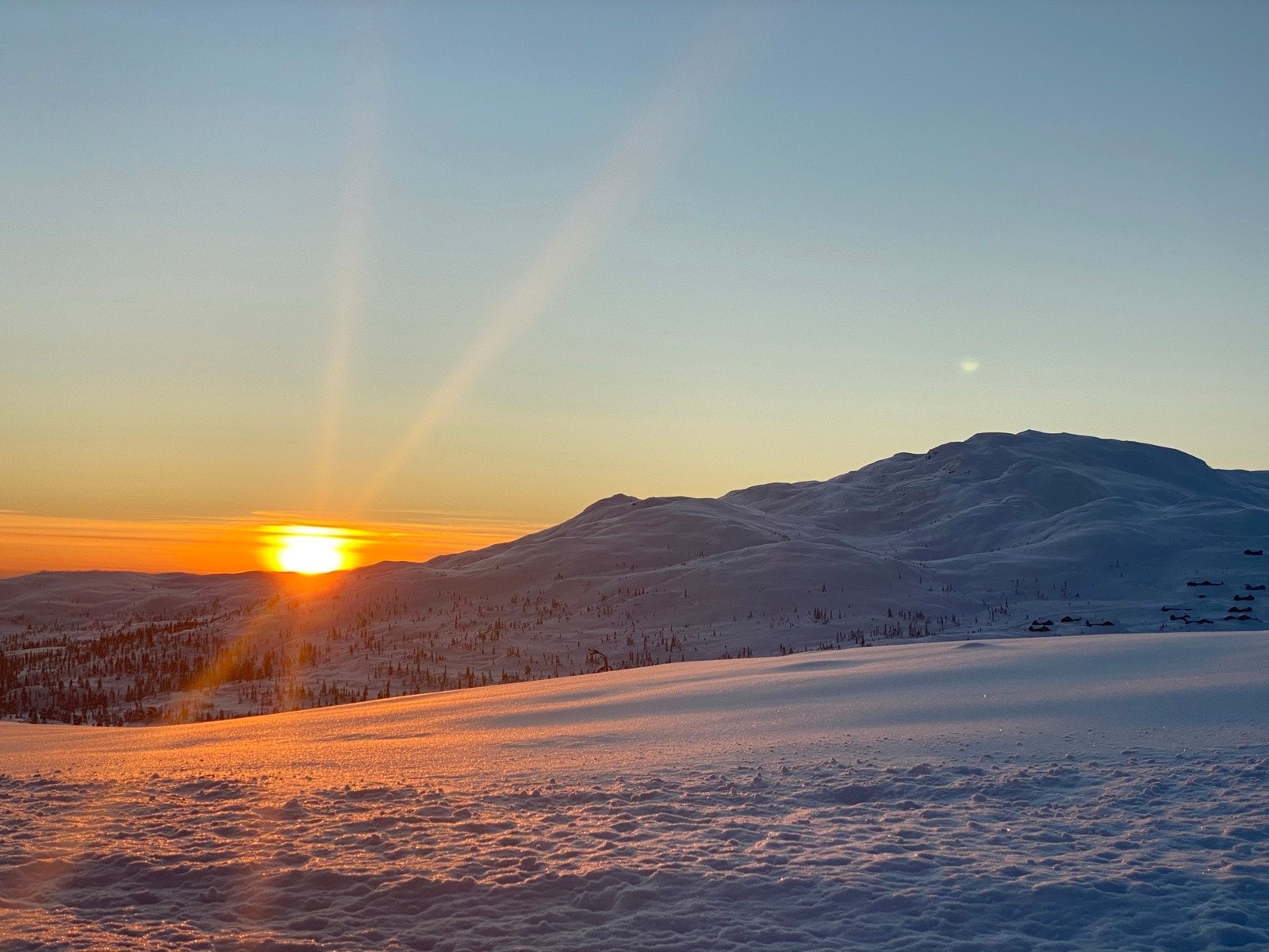 Soloppgang i hytteområdet. Galleribilde