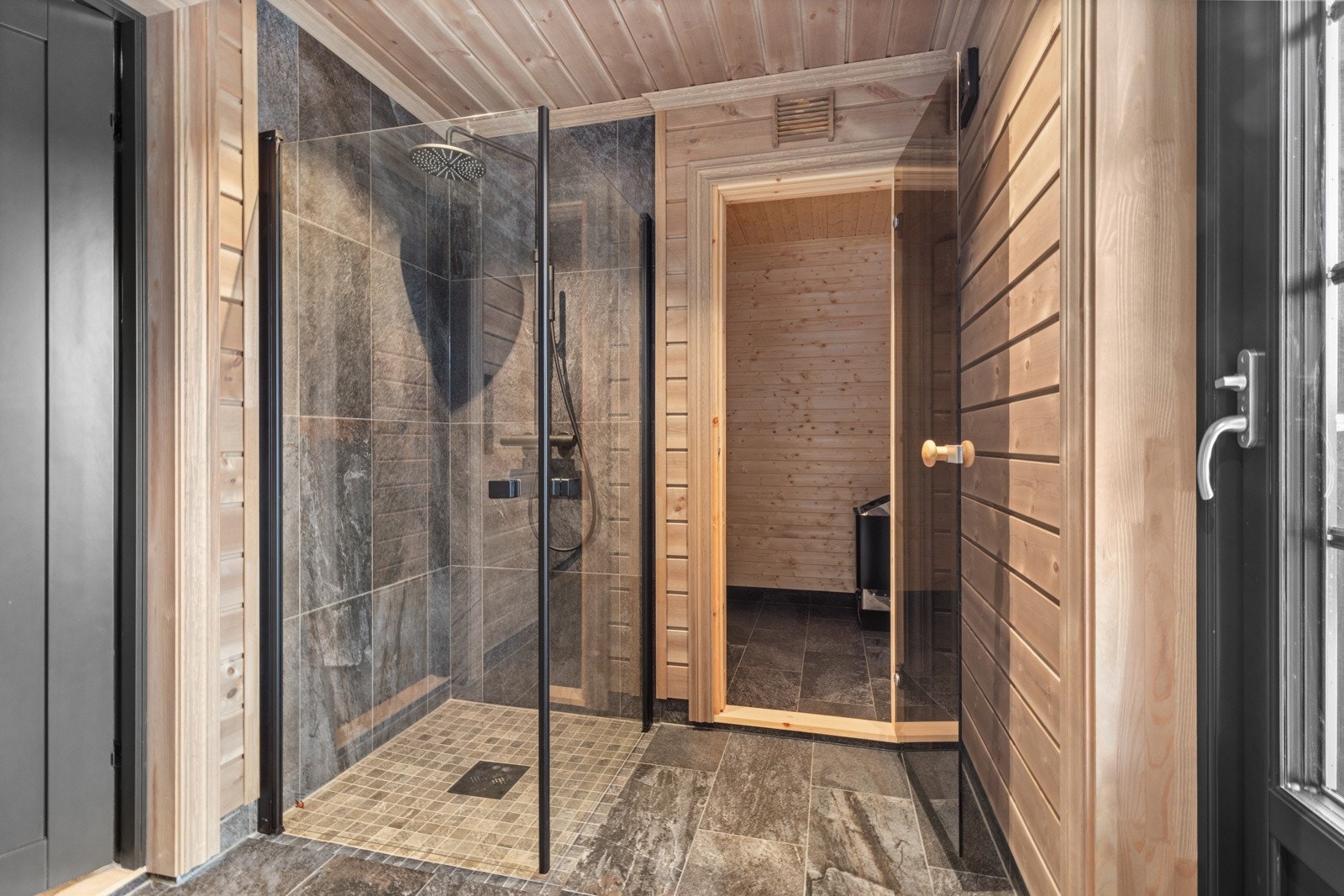 Dusjhjørne, vegghengt toalett, servantinnredning fra Kistefoss, samt adgang til badstue. Galleribilde