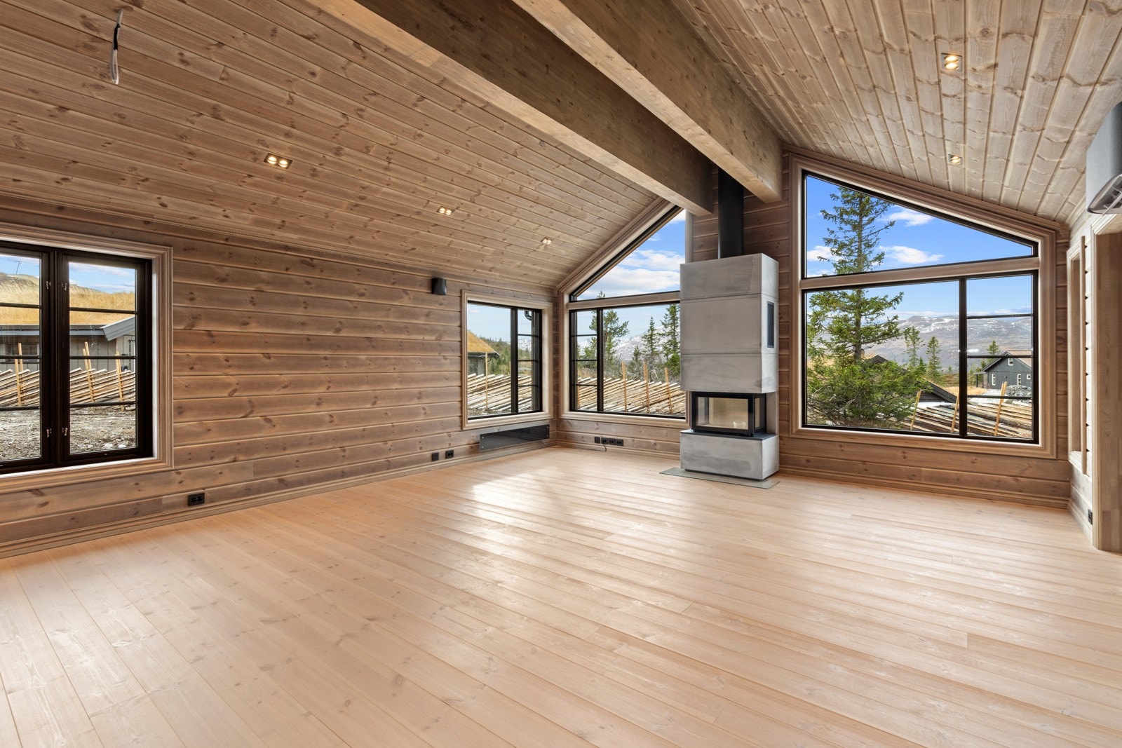 Store vindusflater og behagelig takhøyde gir god romfølelse og bra med naturlig lysinnslipp. Galleribilde