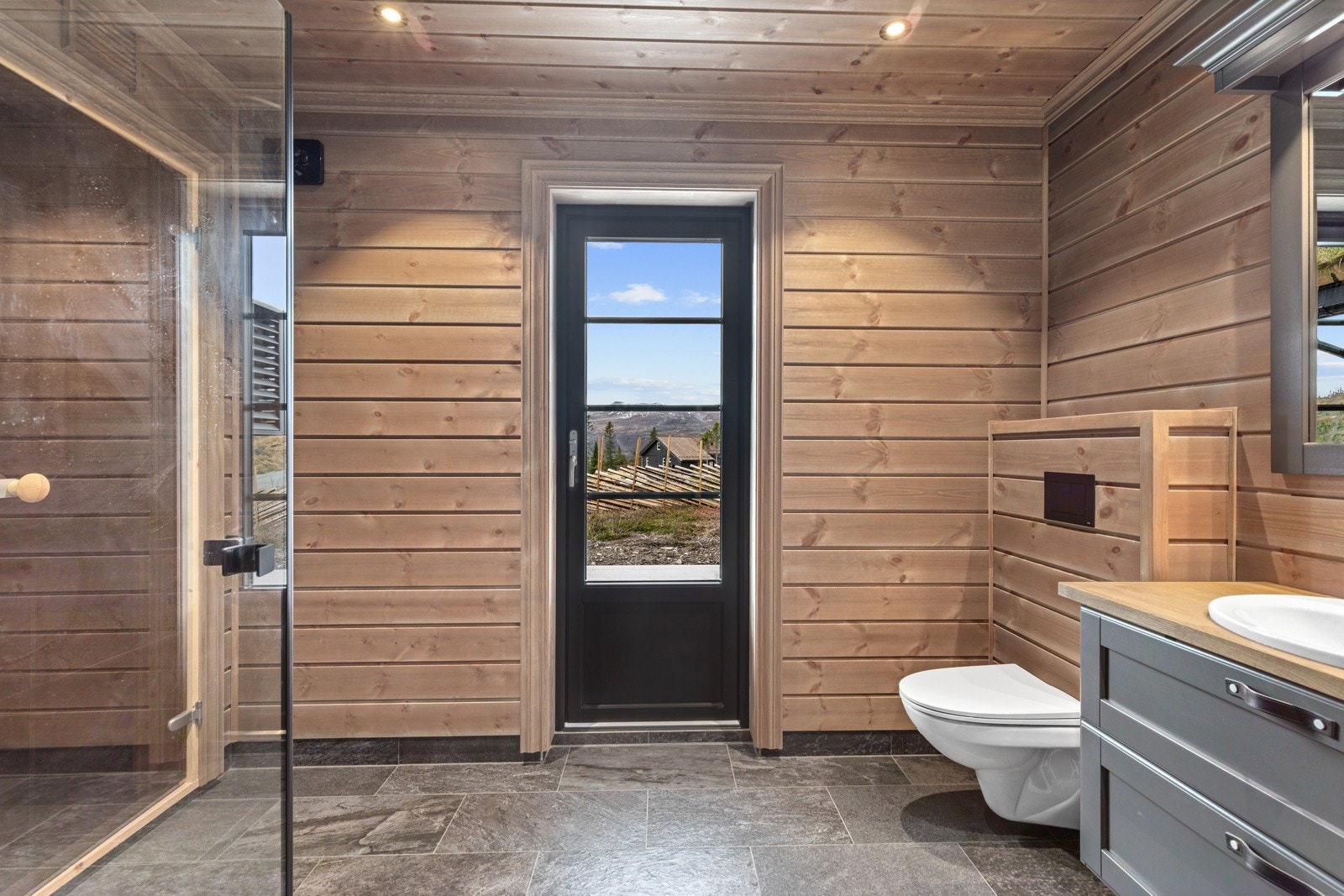 Hytta har to fullverdige bad. Hovedbadet har egen utgang til terrasse. Galleribilde