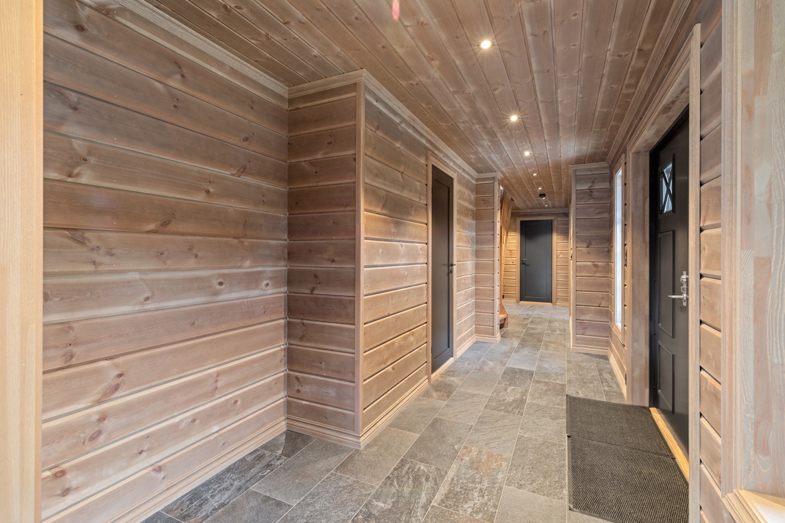 Hytta har appstyrt (Plejd) varme, lys og av/på for vann og bereder. Galleribilde