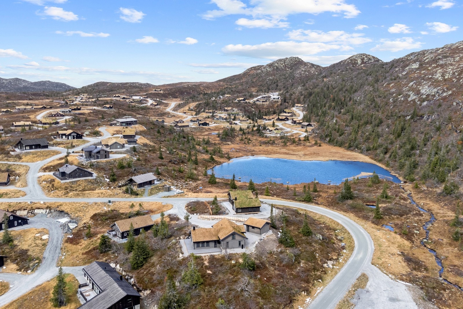 Hytta ligger svært flott til med kort avstand til tilfarerheisen for alpintanlegget, samt ski og sykkelløyper. Galleribilde