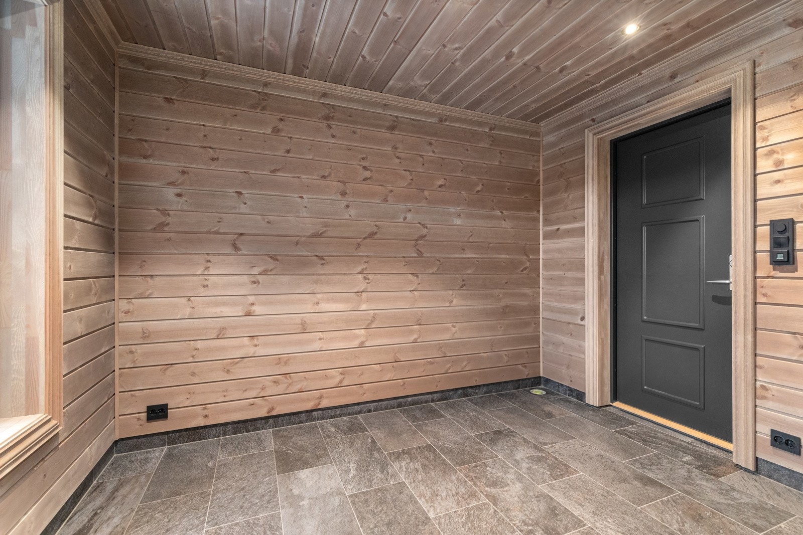 Vaskerommet/ teknisk bod har egen ytterdør. Svært praktisk for ski/sykler/akebrett og det som måtte trenges til en aktiv hverdag. Galleribilde