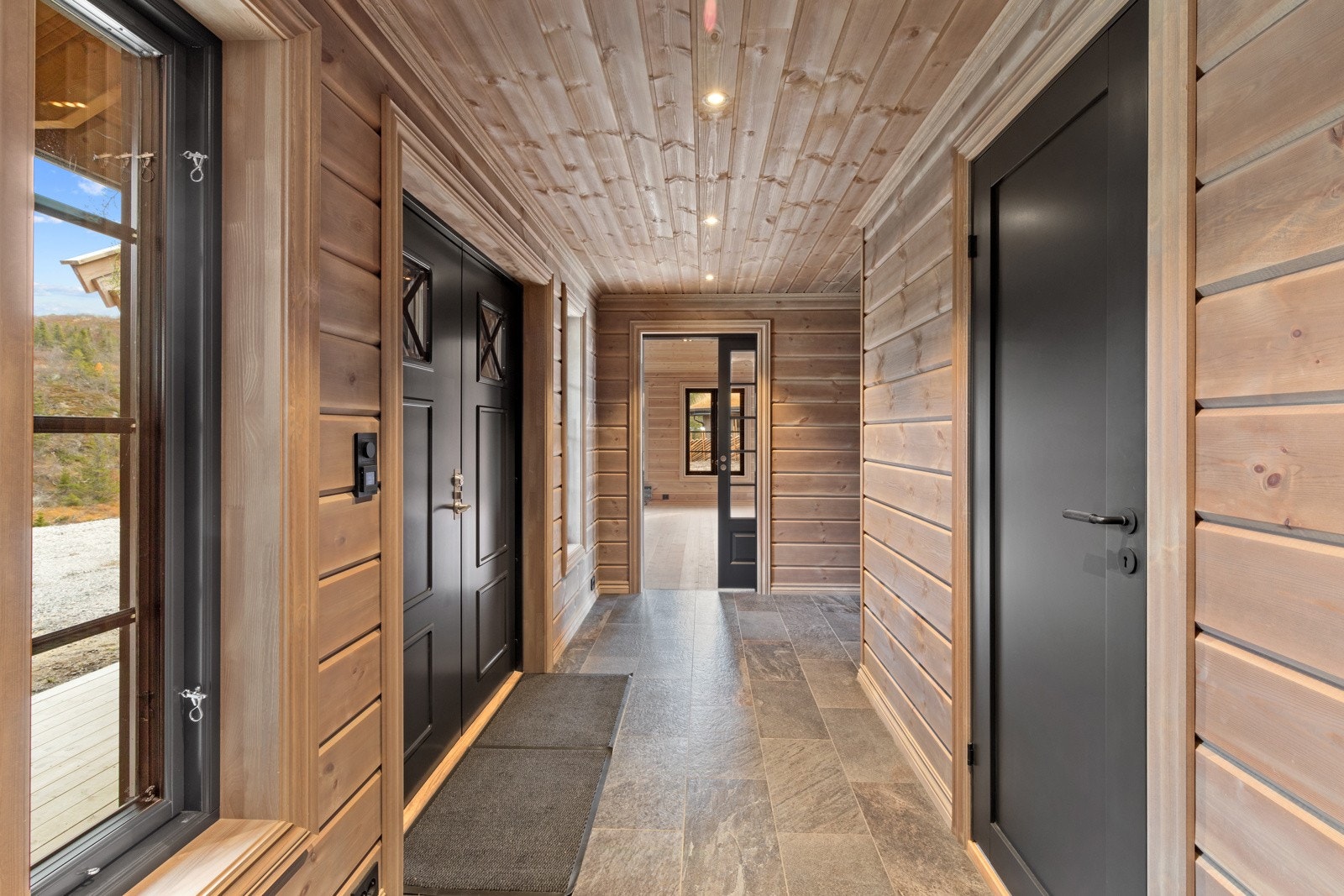 Hytta har en romslig flislagt gang med plass til garderobeskap. Galleribilde