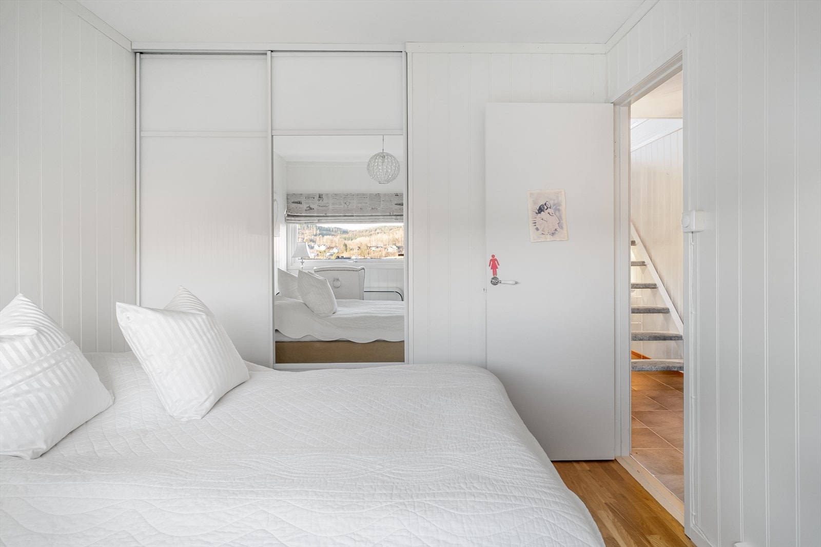 Romslig soverom med plassbygd garderobe Galleribilde