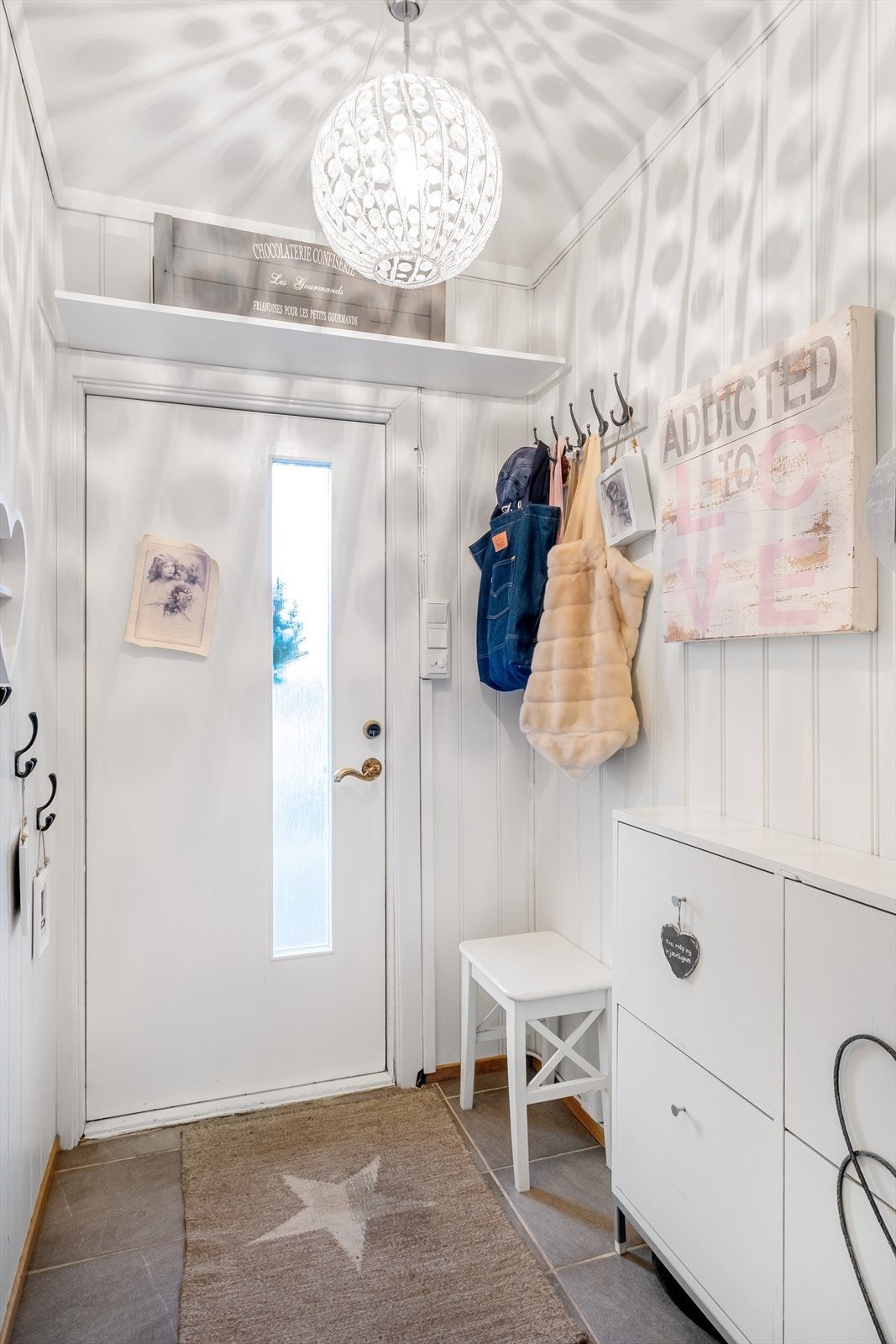 Romslig og lys entré med plass til oppbevaringsløsninger Galleribilde