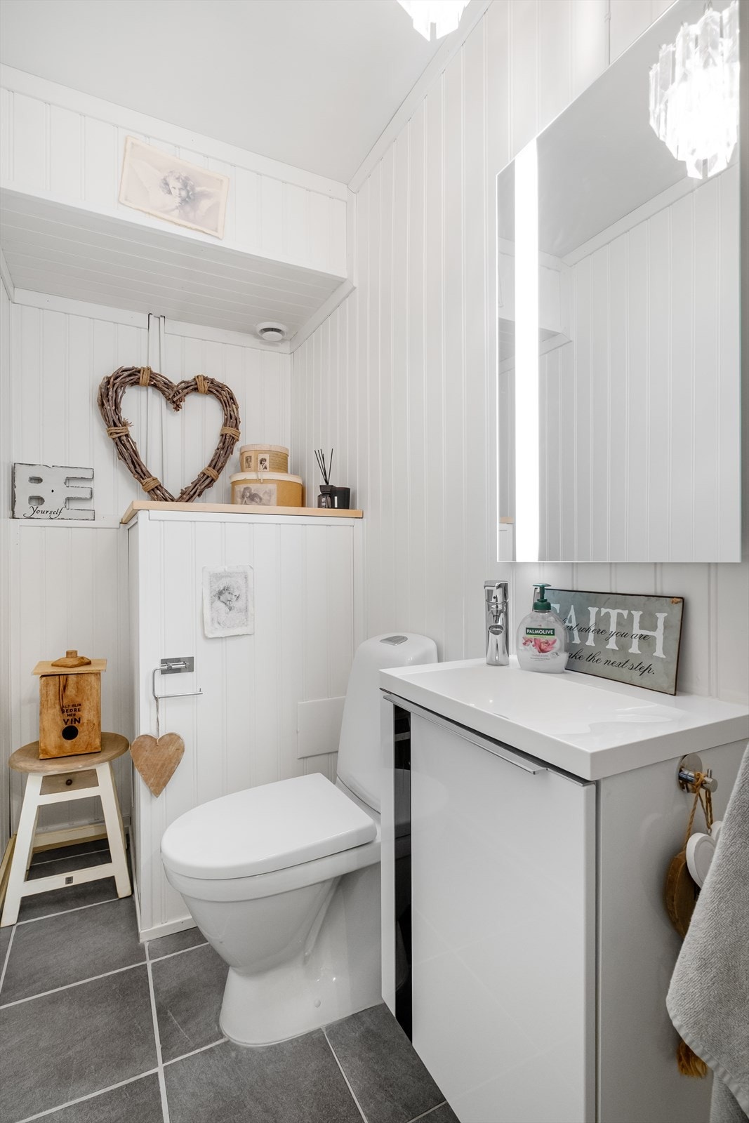 Lyst og delikat toalettrom med moderne innredning, pene detaljer og god oppbevaringsplass Galleribilde