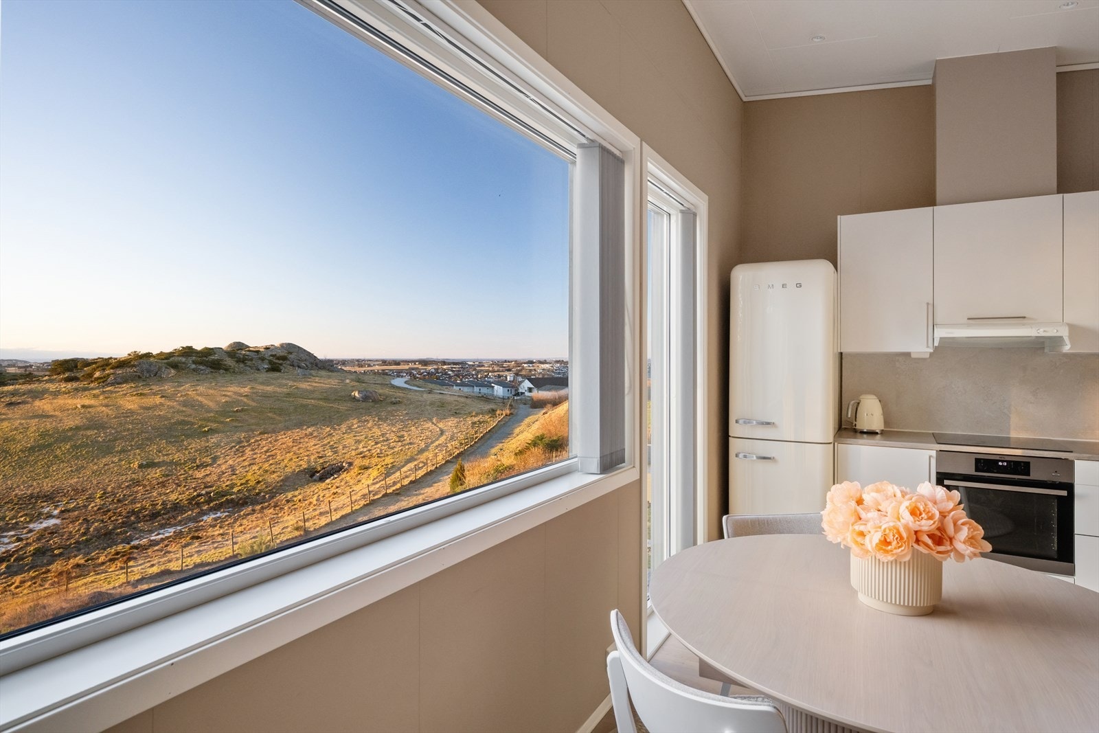 Hvitevarer som frittstående kombiskap (kjøleskap/fryser), oppvaskmaskin, platetopp og stekeovn er sømløst tilpasset innredningen og gir et moderne uttrykk Galleribilde