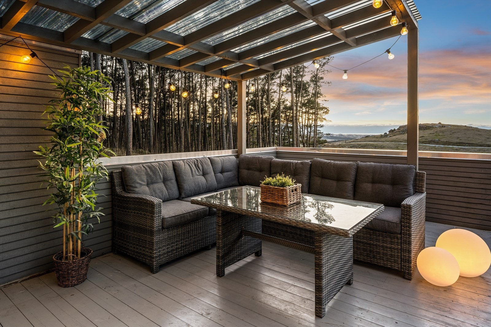 Her får du Stor, solrik terrasse med nydelig utsikt og vakre, naturskjønne omgivelser Galleribilde