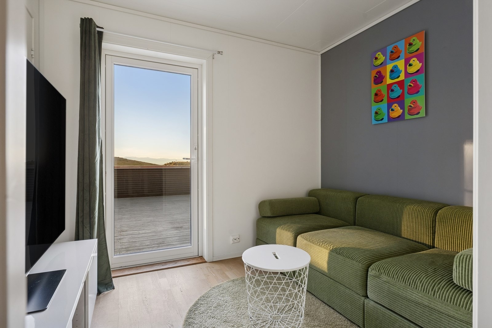 I underetasjen har du en ekstra og fin stue med adkomst til terrassen- Perfekt planløsning når man er flere i familien Galleribilde