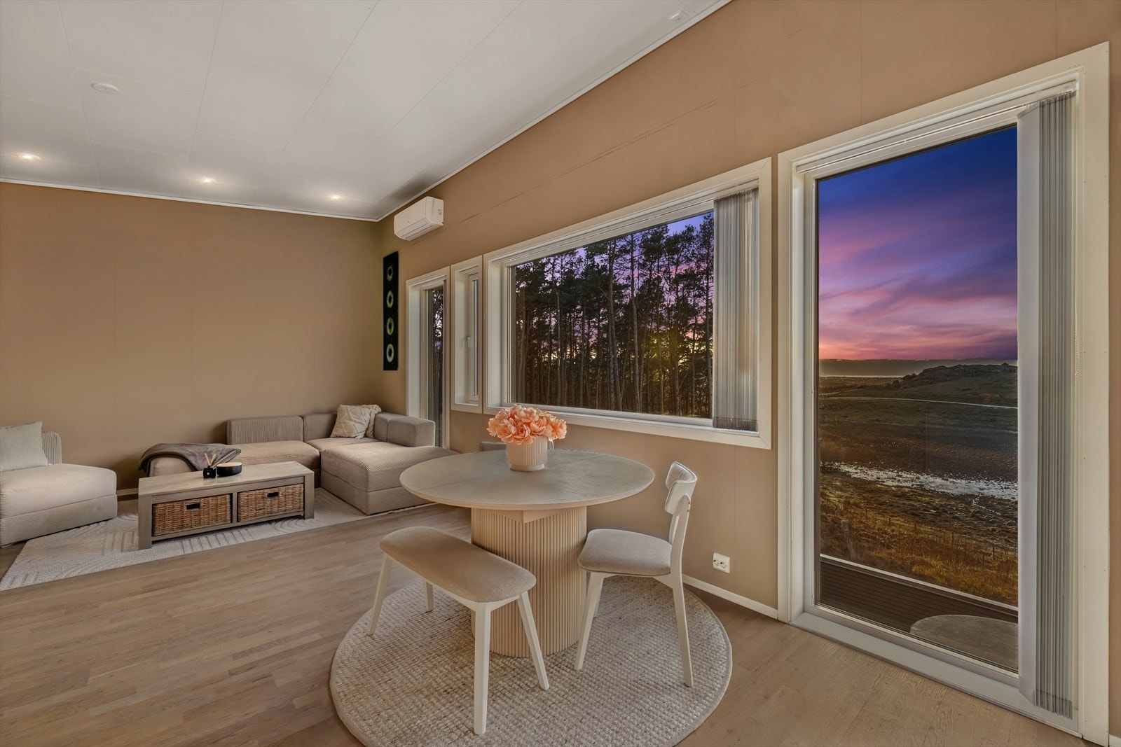 Vel inne i 1. etasje møtes du av en lys og innbydende stue- og kjøkkensone i åpen løsning - et sosialt oppholdsrom med gjennomgående god standard Galleribilde