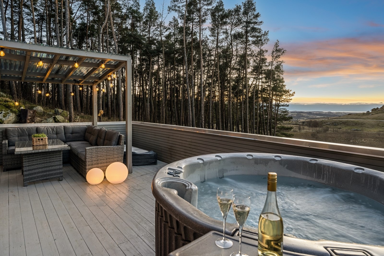 Stor terrasse med tredekke og koselig pergola - perfekt for grill, utemøbler, jacuzzi og lange, avslappende dager utendørs Galleribilde