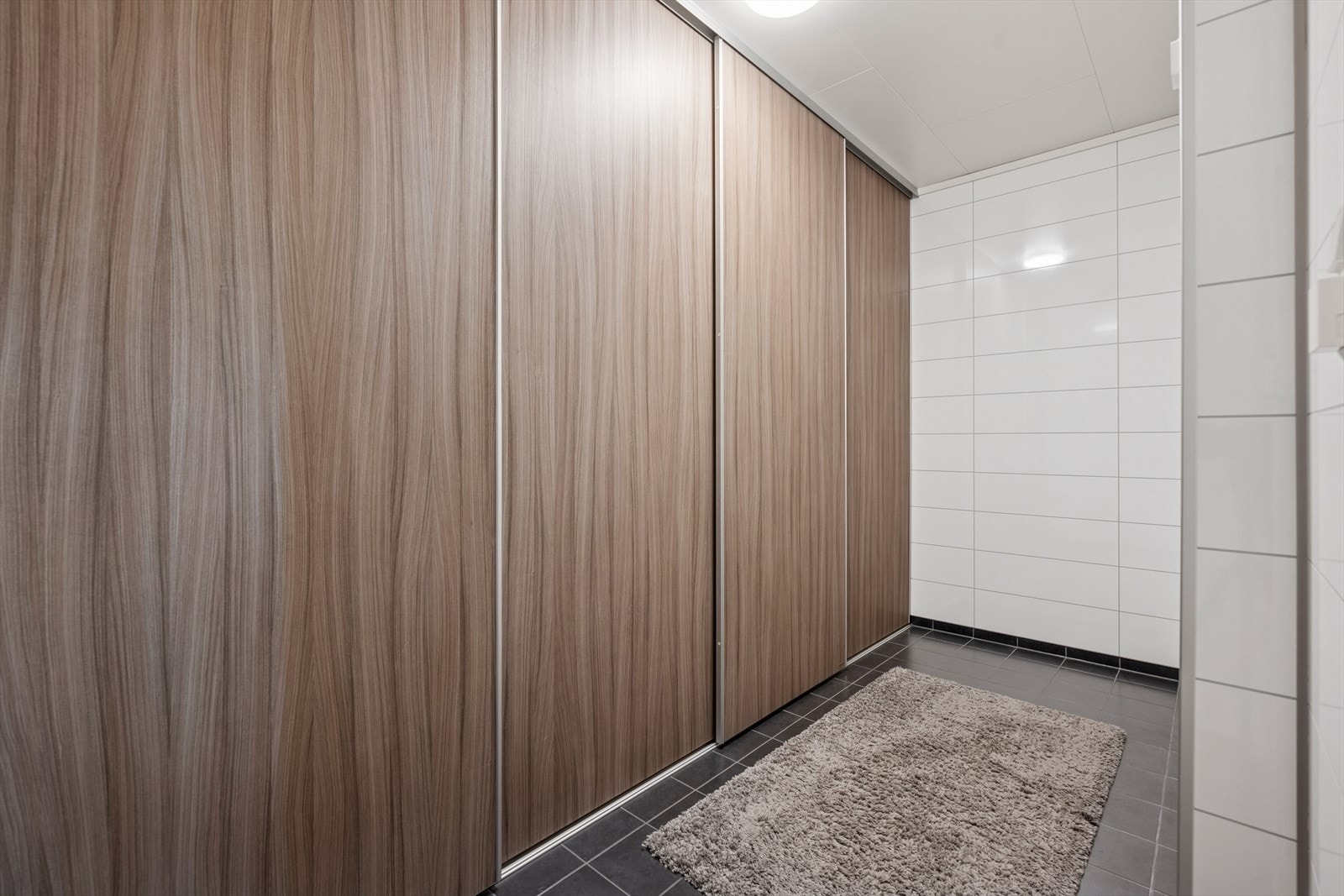 Vegg i vegg med baderommet er det stor bod innredet med praktisk skyvedørsgarderobe. Brukes idag som vaskerom. vaskemaskin og varmtvannsbereder er her, med tilhørende stoppekrane ved lekkasjer på dette. Galleribilde