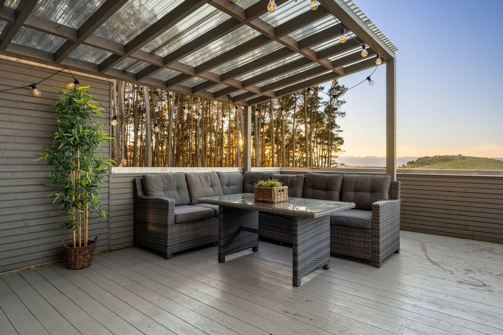 Terrasse med plass til både utemøbler, pergola, jacuzzi og grill - perfekt for lange, hyggelige dager utendørs Galleribilde