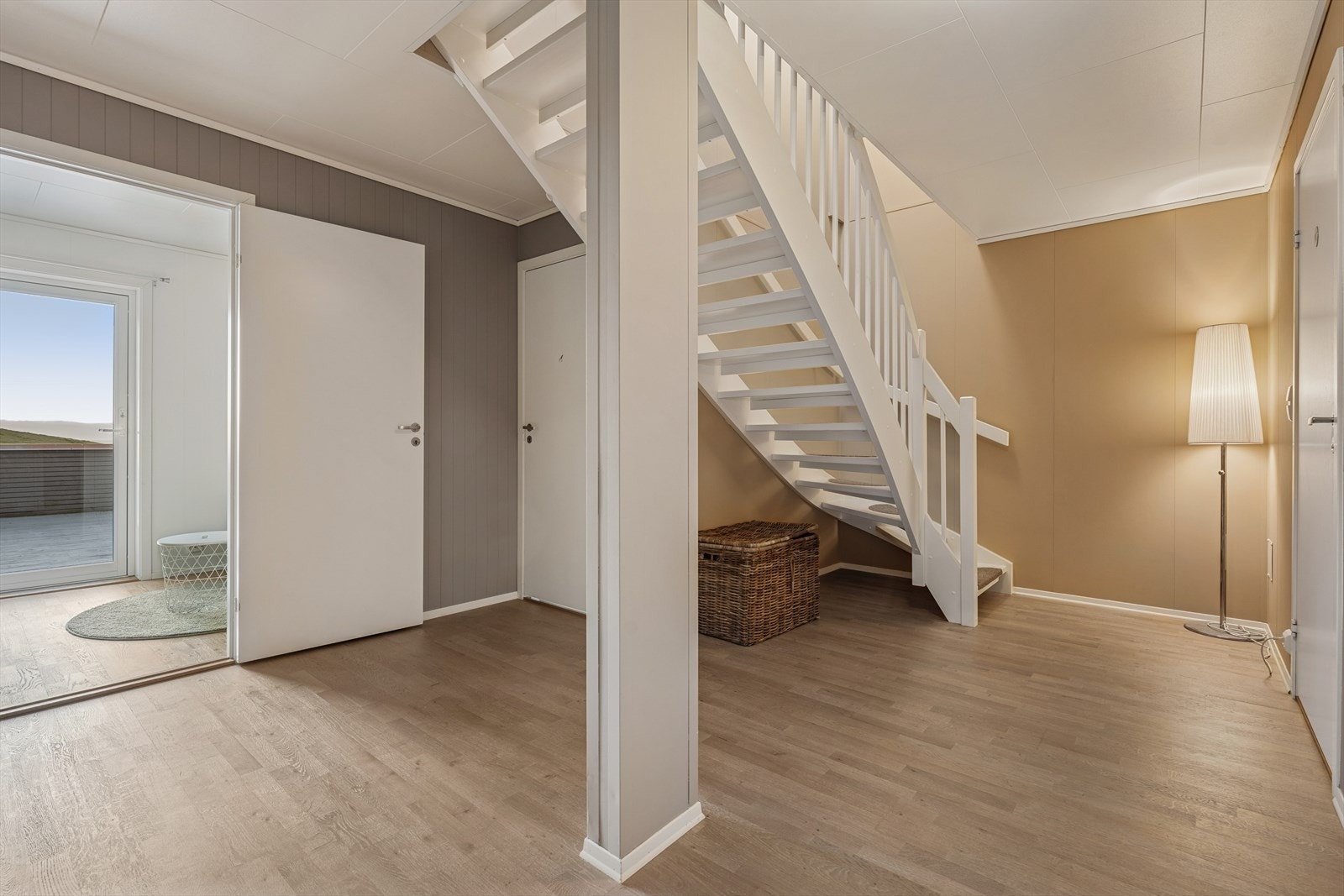 Innenfor døren møtes du av en romslig og luftig gang med god plass til å innrede med skap, kommode eller annet entremøblement etter behov Galleribilde