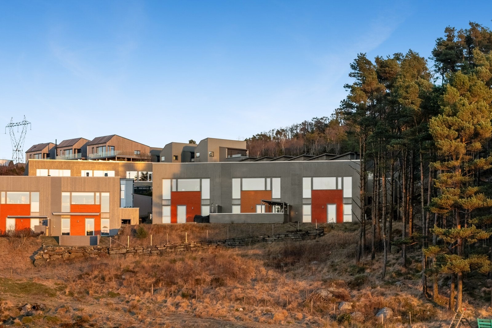 Boligfeltet har moderne og tidsriktig arkitektur som er harmonisk tilpasset de naturskjønne omgivelsene Galleribilde