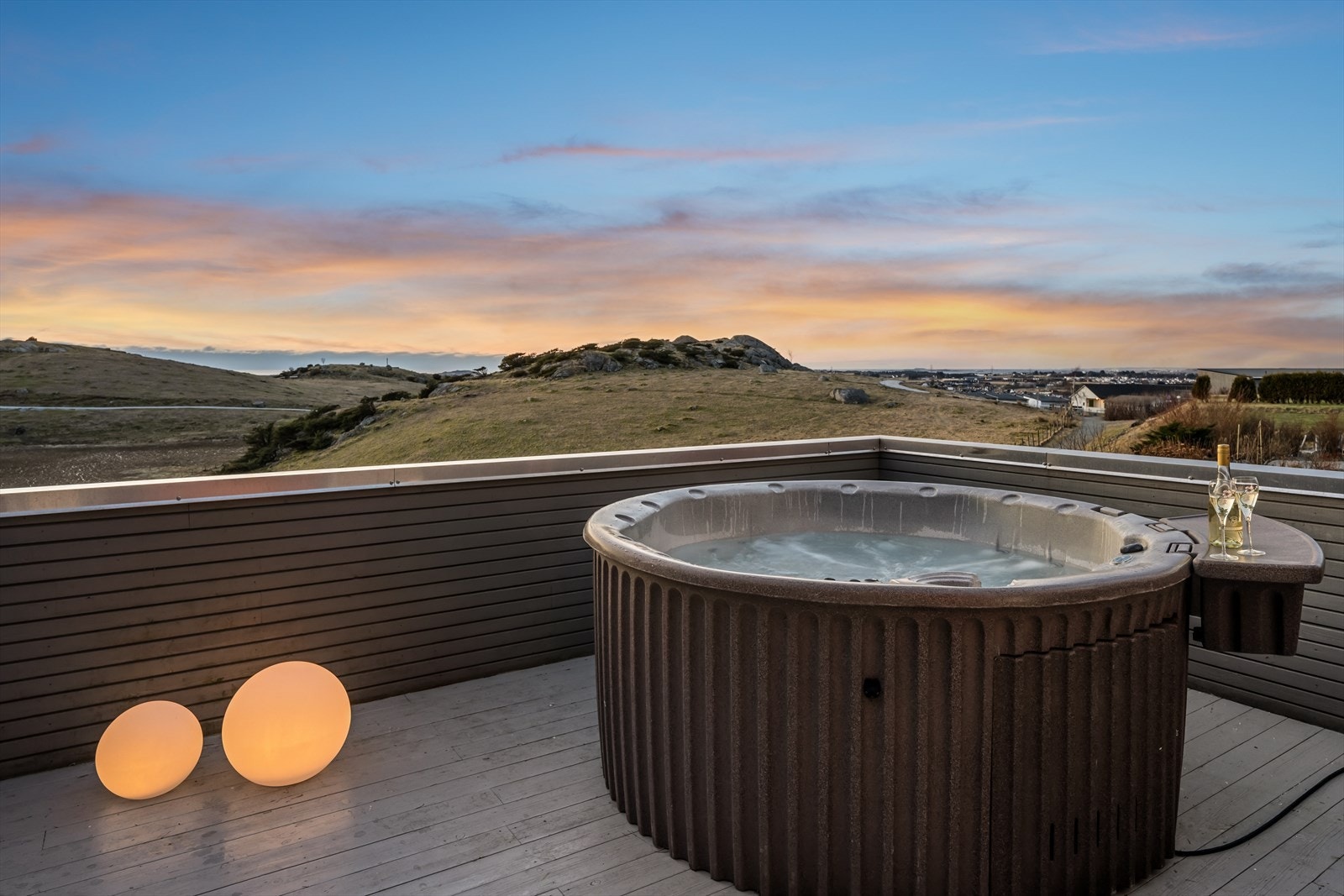 Nyt spa-følelsen i jacuzzien med vakker natur som bakteppe - en perfekt plass for ro, velvære og utsikt Galleribilde