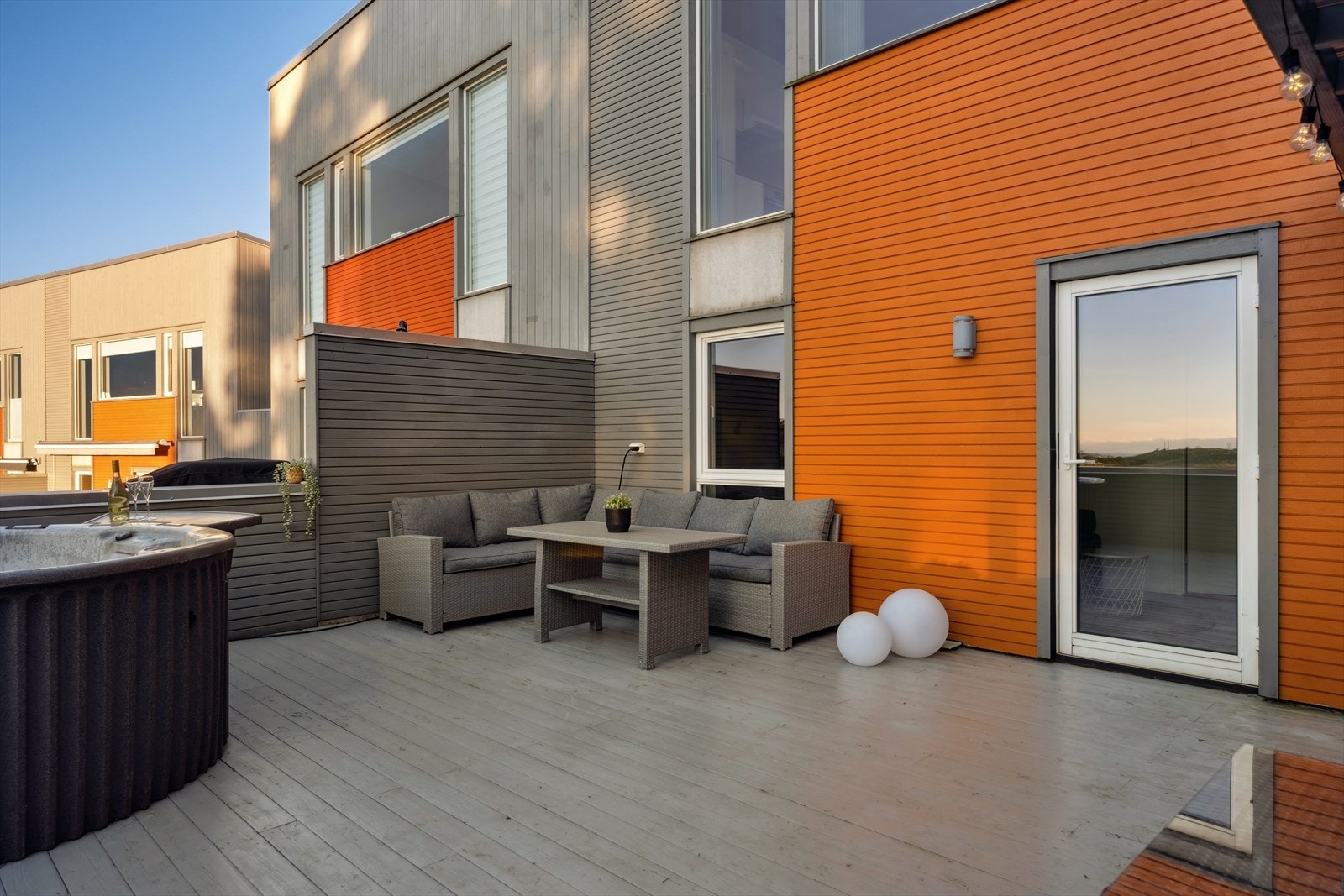 Stor terrasse med god plass som enkelt kan deles inn i flere hyggelige soner for både avslapning, måltider og sosiale sammenkomster Galleribilde